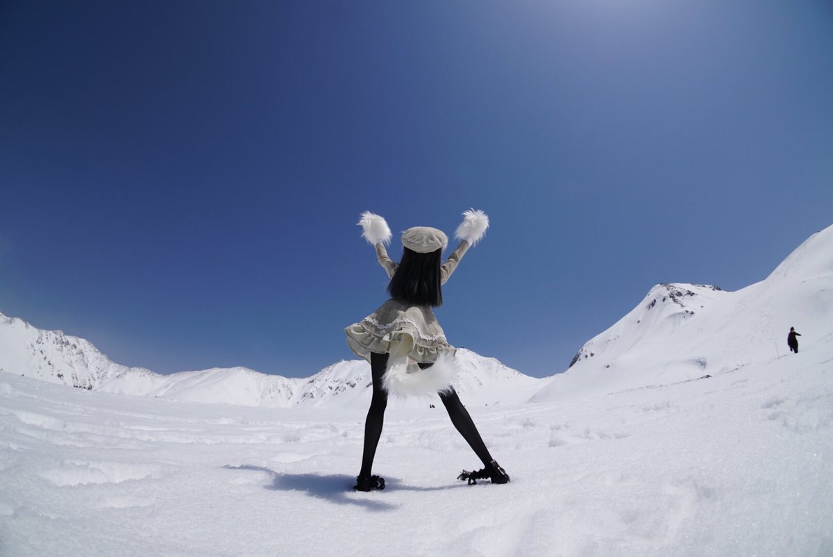 富山県 雪の大谷にお人形さん
